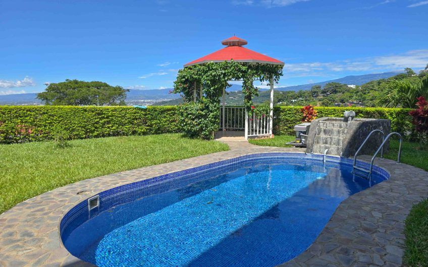 Casa de 600 m2 con piscina propia y vista en Alto Las Palomas Santa Ana