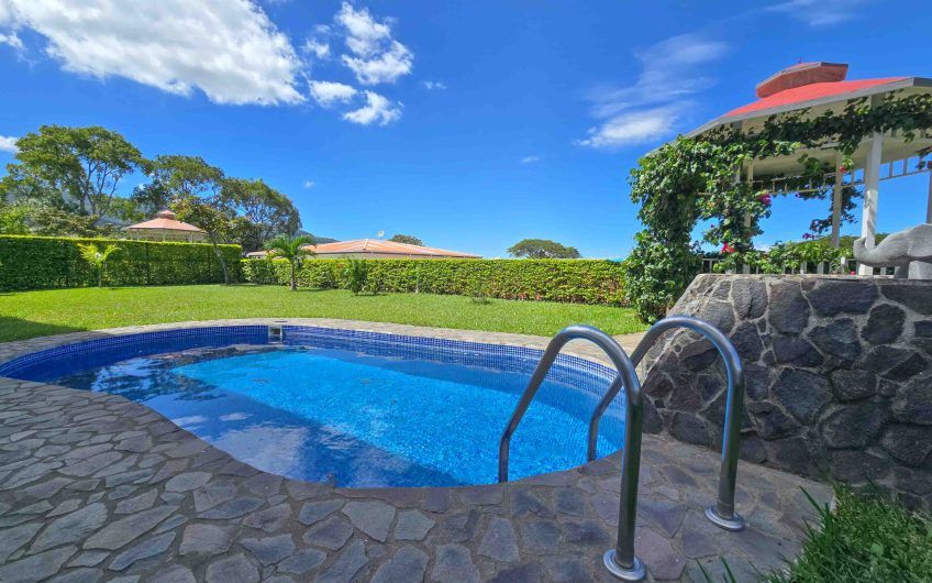 Casa de 600 m2 con piscina propia y vista en Alto Las Palomas Santa Ana