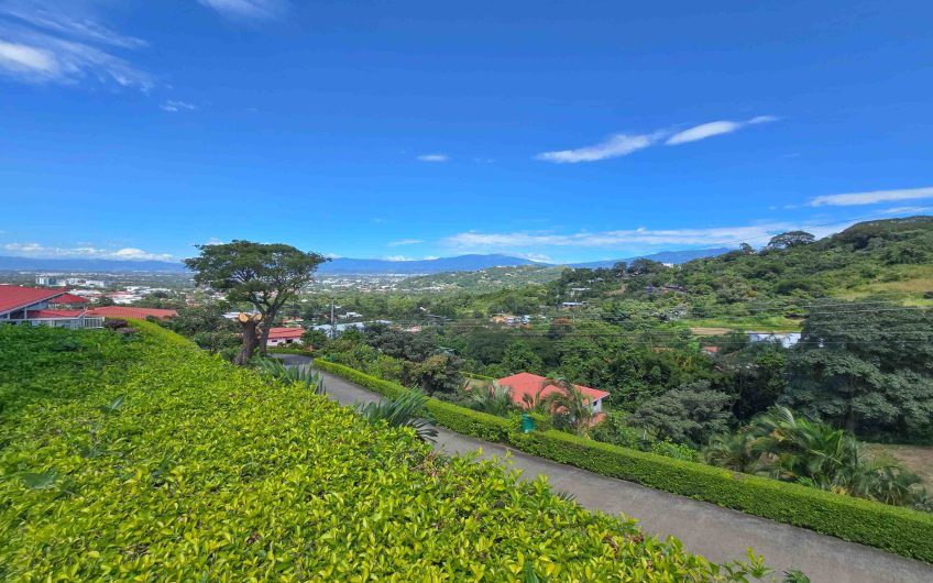 Casa de 600 m2 con piscina propia y vista en Alto Las Palomas Santa Ana