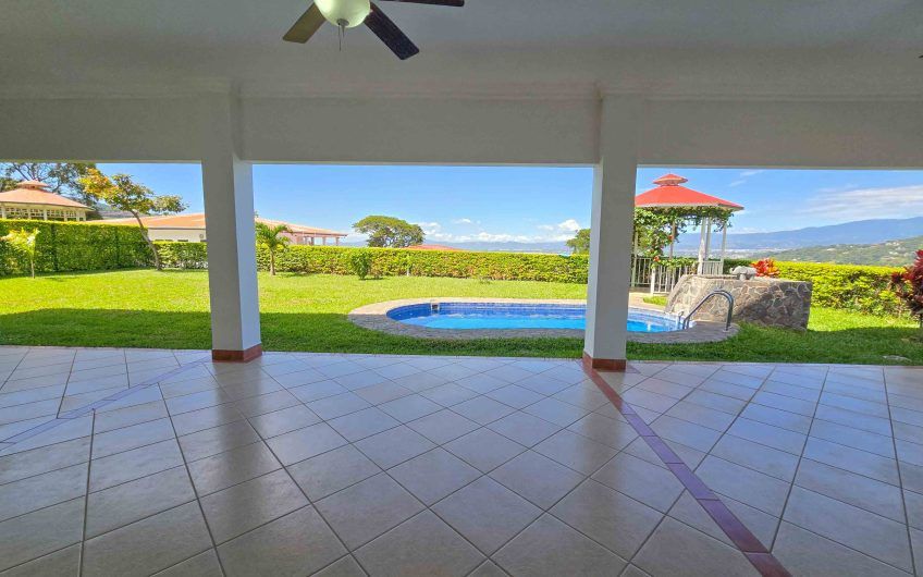 Casa de 600 m2 con piscina propia y vista en Alto Las Palomas Santa Ana