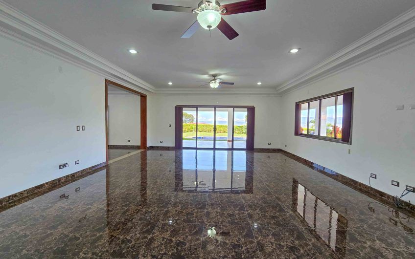 Casa de 600 m2 con piscina propia y vista en Alto Las Palomas Santa Ana