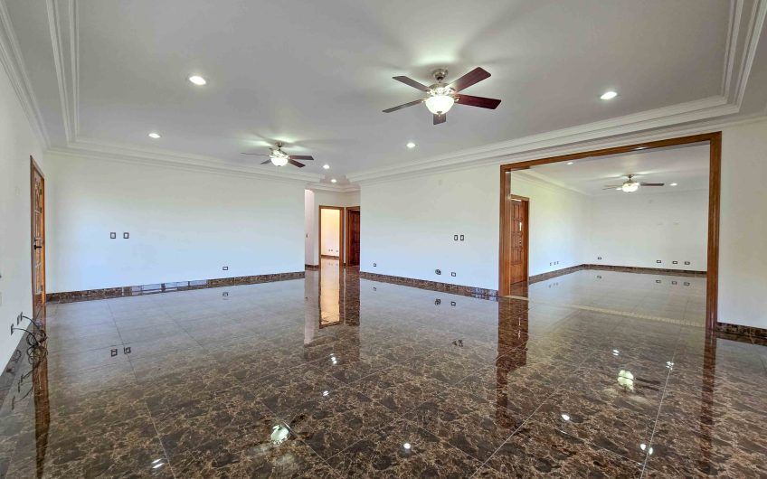 Casa de 600 m2 con piscina propia y vista en Alto Las Palomas Santa Ana