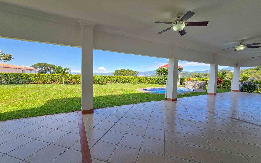 Casa de 600 m2 con piscina propia y vista en Alto Las Palomas Santa Ana