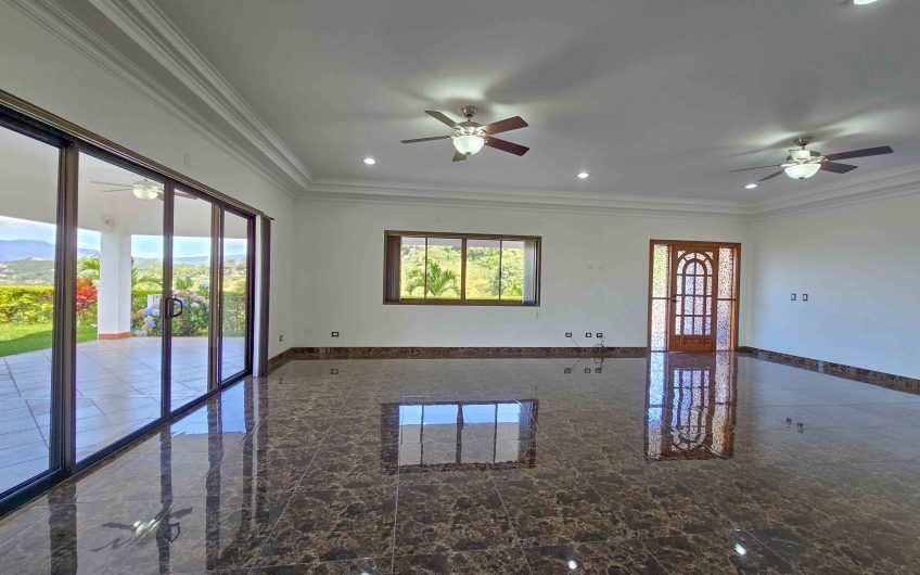 Casa de 600 m2 con piscina propia y vista en Alto Las Palomas Santa Ana