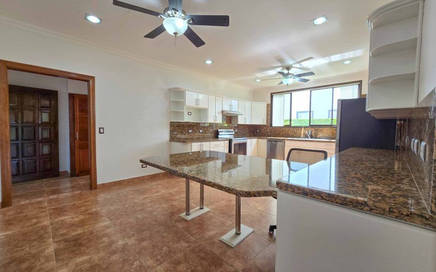 Casa de 600 m2 con piscina propia y vista en Alto Las Palomas Santa Ana