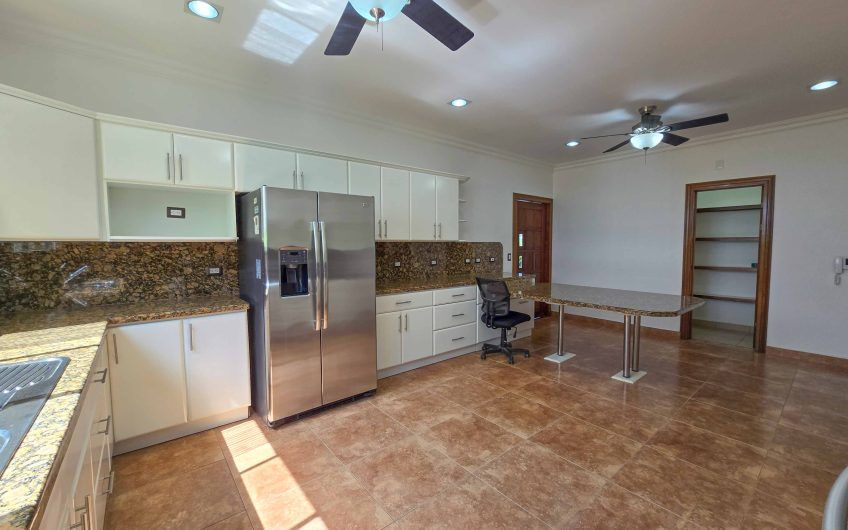 Casa de 600 m2 con piscina propia y vista en Alto Las Palomas Santa Ana