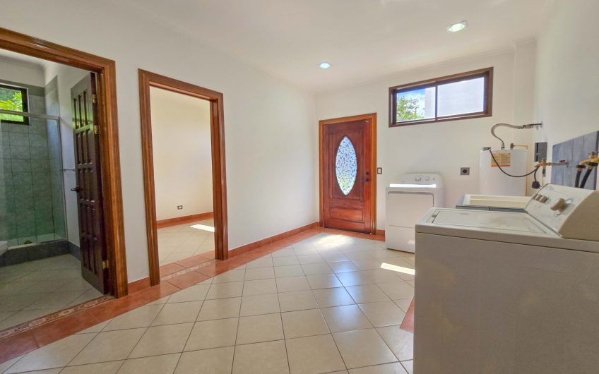 Casa de 600 m2 con piscina propia y vista en Alto Las Palomas Santa Ana