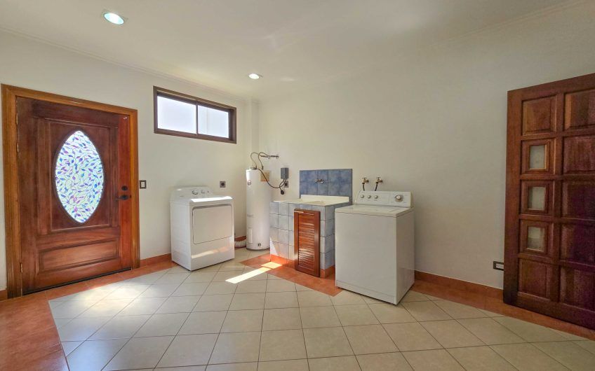 Casa de 600 m2 con piscina propia y vista en Alto Las Palomas Santa Ana