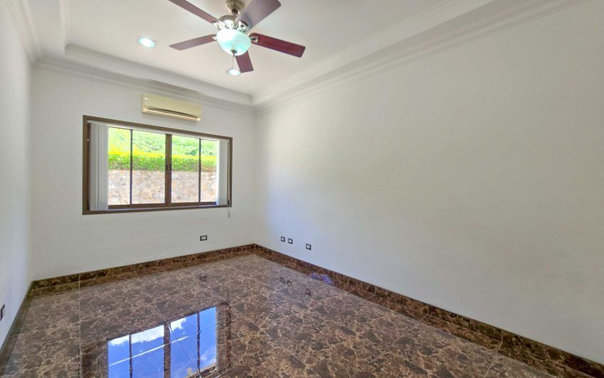 Casa de 600 m2 con piscina propia y vista en Alto Las Palomas Santa Ana