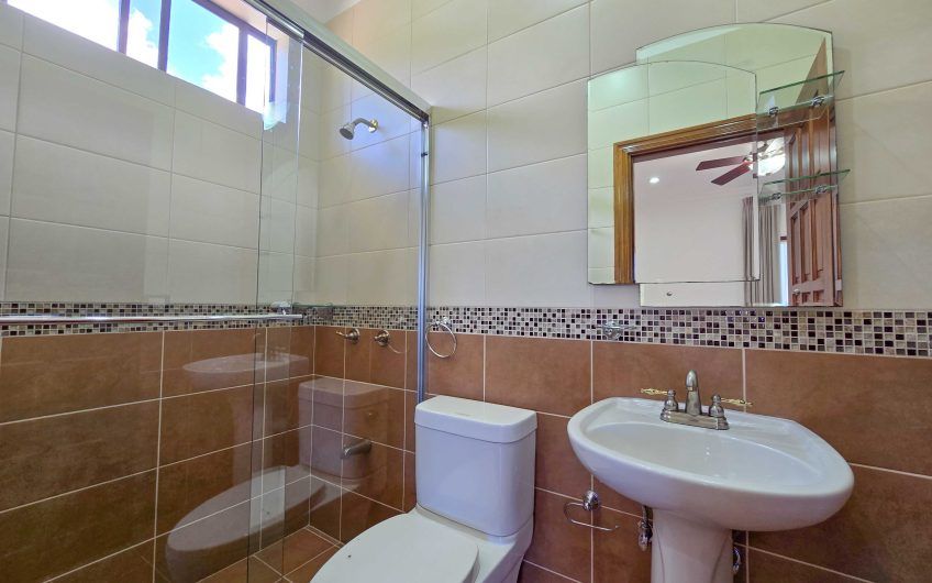 Casa de 600 m2 con piscina propia y vista en Alto Las Palomas Santa Ana