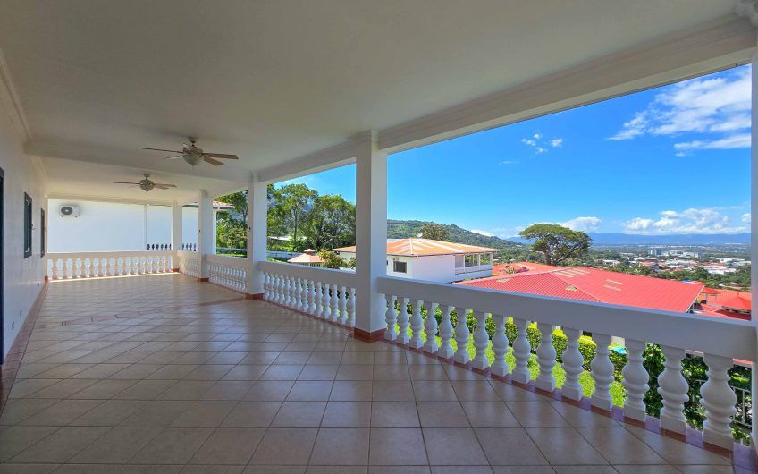 Casa de 600 m2 con piscina propia y vista en Alto Las Palomas Santa Ana