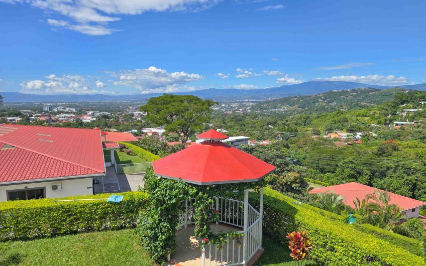 Casa de 600 m2 con piscina propia y vista en Alto Las Palomas Santa Ana