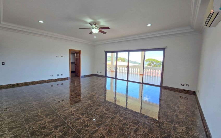 Casa de 600 m2 con piscina propia y vista en Alto Las Palomas Santa Ana