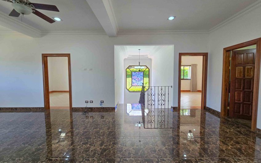 Casa de 600 m2 con piscina propia y vista en Alto Las Palomas Santa Ana