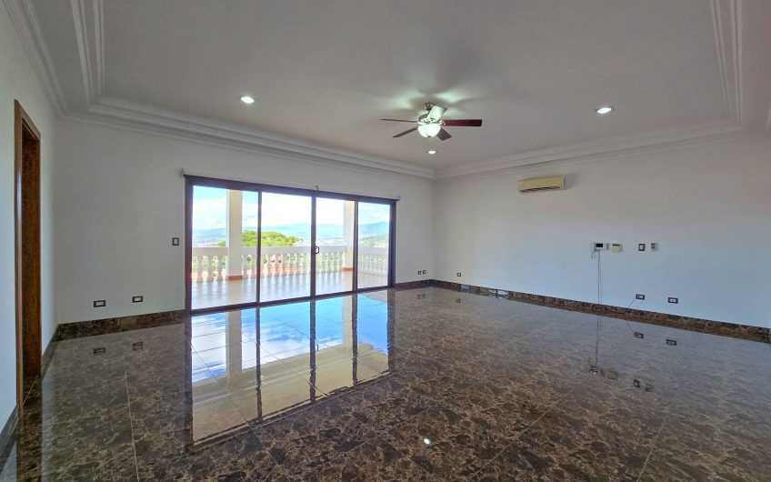 Casa de 600 m2 con piscina propia y vista en Alto Las Palomas Santa Ana