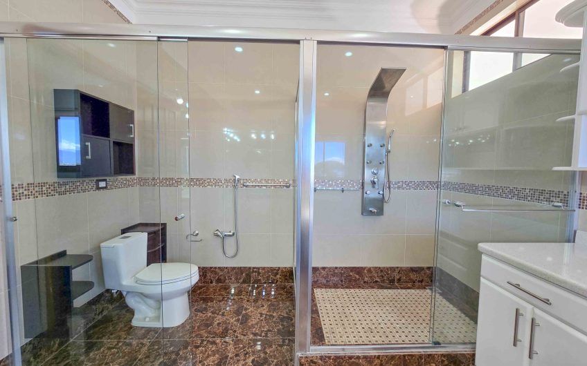 Casa de 600 m2 con piscina propia y vista en Alto Las Palomas Santa Ana