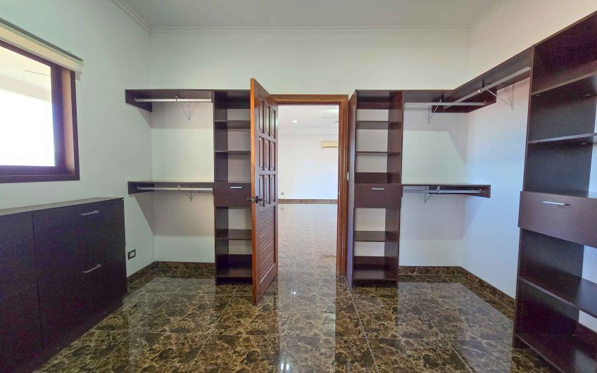 Casa de 600 m2 con piscina propia y vista en Alto Las Palomas Santa Ana