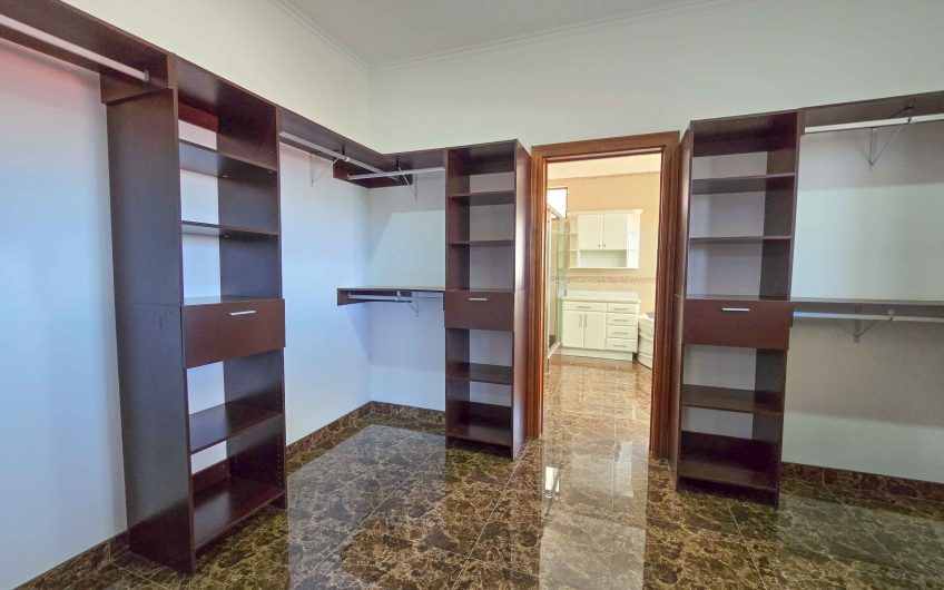 Casa de 600 m2 con piscina propia y vista en Alto Las Palomas Santa Ana