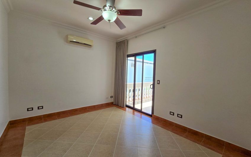 Casa de 600 m2 con piscina propia y vista en Alto Las Palomas Santa Ana