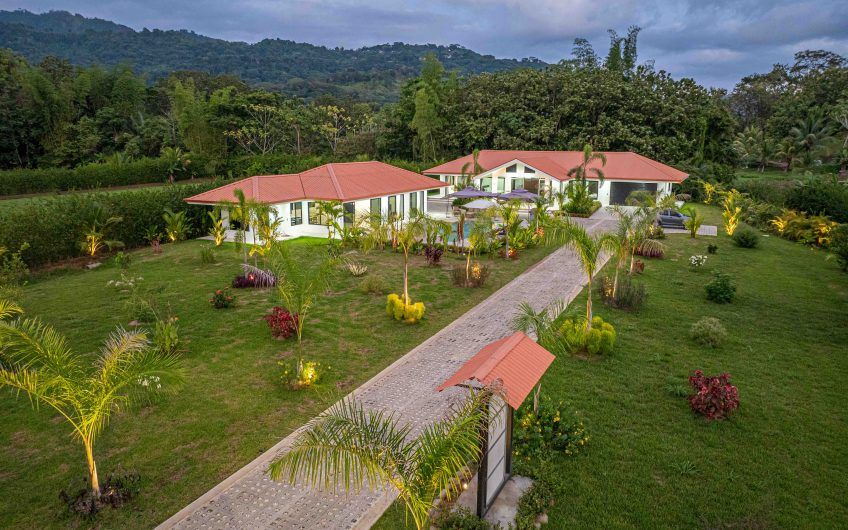 Propiedad con 2 casas de un solo nivel con piscina privada al norte de Dominical Puntarenas