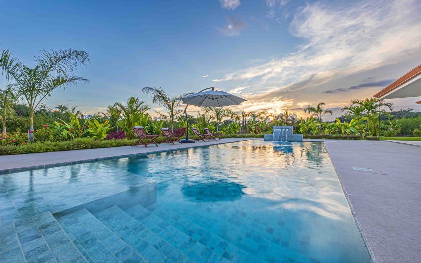 Propiedad con 2 casas de un solo nivel con piscina privada al norte de Dominical Puntarenas