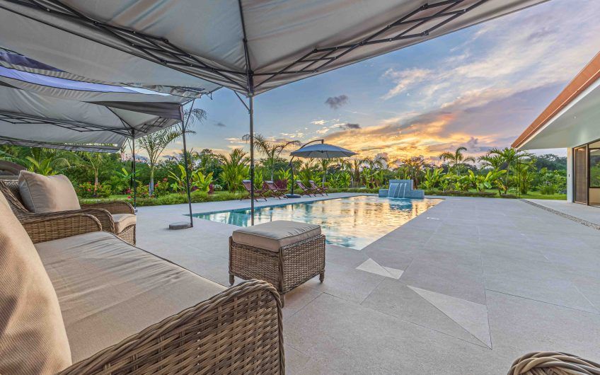 Propiedad con 2 casas de un solo nivel con piscina privada al norte de Dominical Puntarenas