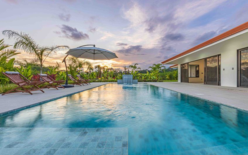 Propiedad con 2 casas de un solo nivel con piscina privada al norte de Dominical Puntarenas