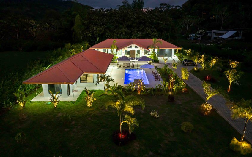 Propiedad con 2 casas de un solo nivel con piscina privada al norte de Dominical Puntarenas