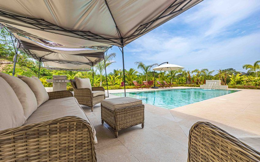 Propiedad con 2 casas de un solo nivel con piscina privada al norte de Dominical Puntarenas