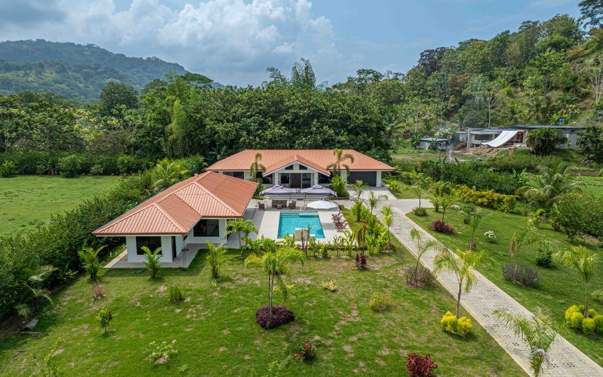 Propiedad con 2 casas de un solo nivel con piscina privada al norte de Dominical Puntarenas