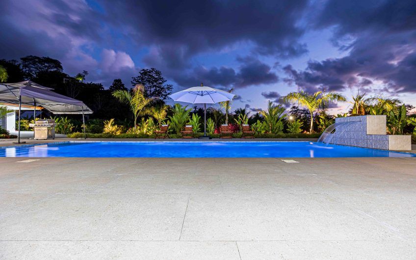 Propiedad con 2 casas de un solo nivel con piscina privada al norte de Dominical Puntarenas