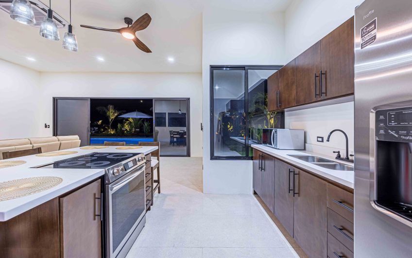 Propiedad con 2 casas de un solo nivel con piscina privada al norte de Dominical Puntarenas