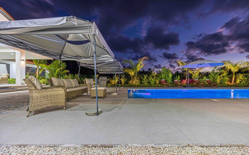 Propiedad con 2 casas de un solo nivel con piscina privada al norte de Dominical Puntarenas