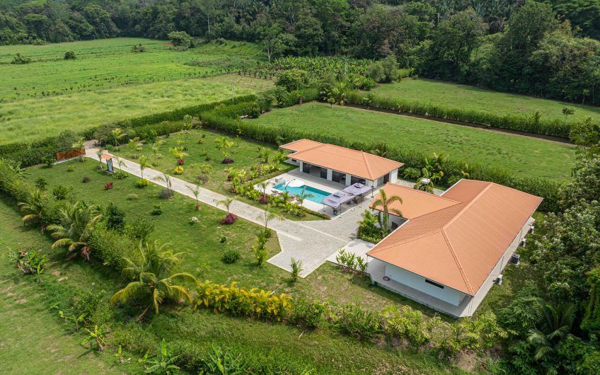 Propiedad con 2 casas de un solo nivel con piscina privada al norte de Dominical Puntarenas