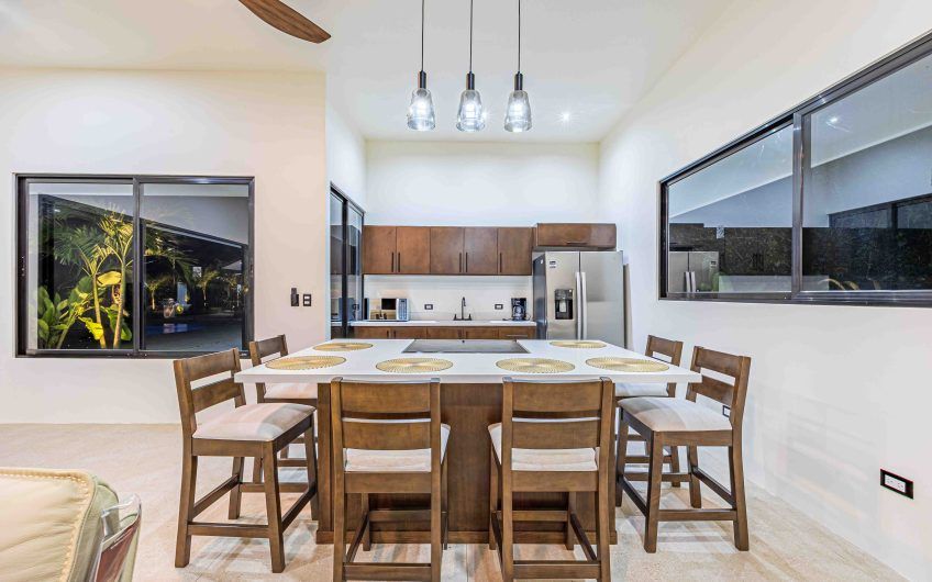 Propiedad con 2 casas de un solo nivel con piscina privada al norte de Dominical Puntarenas