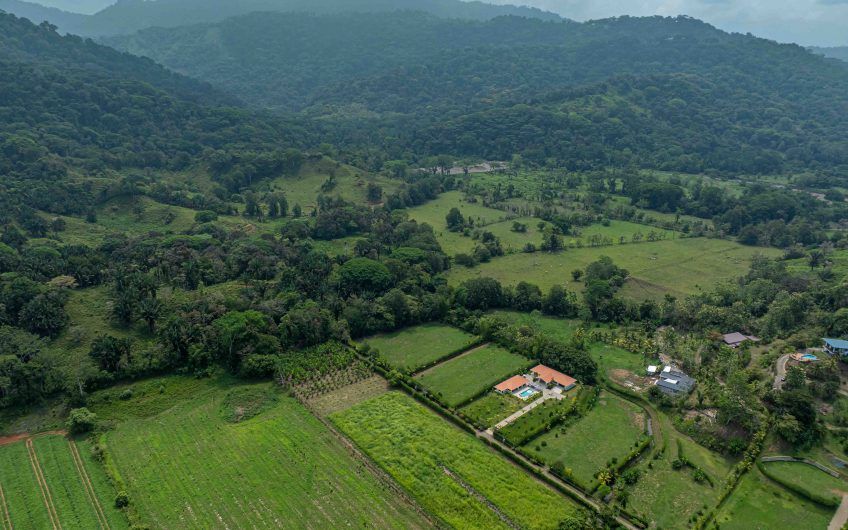 Propiedad con 2 casas de un solo nivel con piscina privada al norte de Dominical Puntarenas