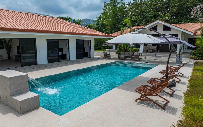Propiedad con 2 casas de un solo nivel con piscina privada al norte de Dominical Puntarenas