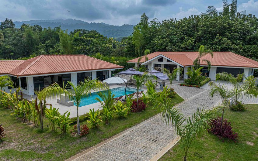 Propiedad con 2 casas de un solo nivel con piscina privada al norte de Dominical Puntarenas