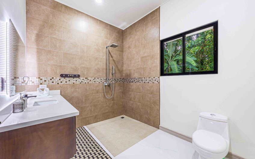 Propiedad con 2 casas de un solo nivel con piscina privada al norte de Dominical Puntarenas