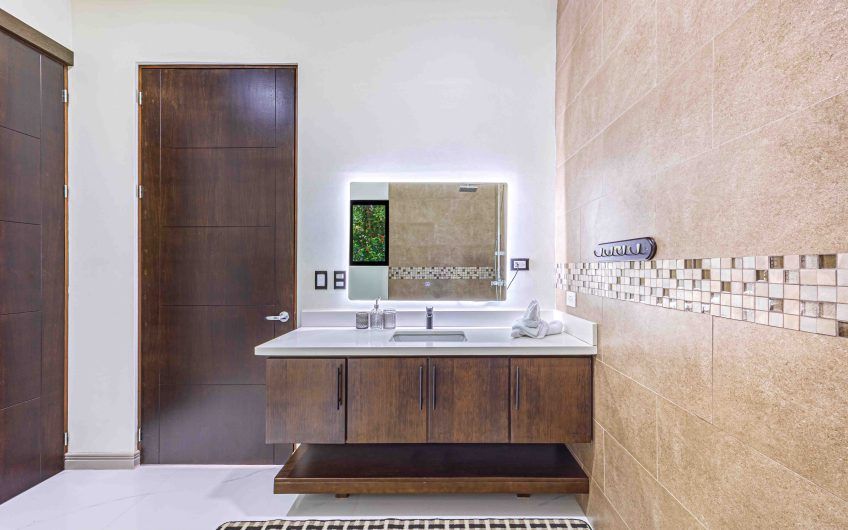 Propiedad con 2 casas de un solo nivel con piscina privada al norte de Dominical Puntarenas