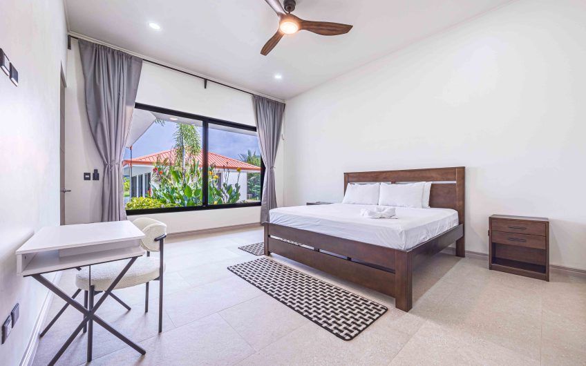 Propiedad con 2 casas de un solo nivel con piscina privada al norte de Dominical Puntarenas