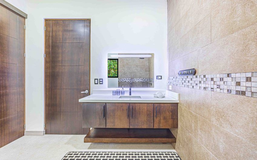 Propiedad con 2 casas de un solo nivel con piscina privada al norte de Dominical Puntarenas