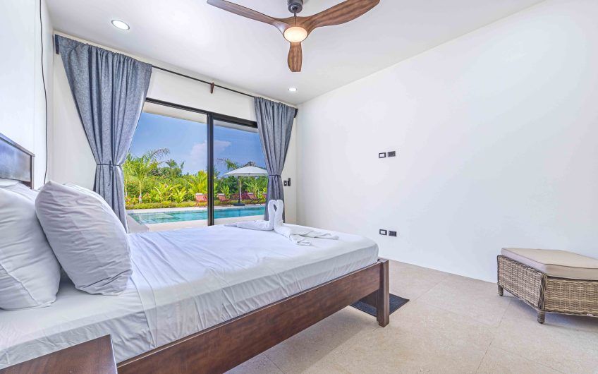 Propiedad con 2 casas de un solo nivel con piscina privada al norte de Dominical Puntarenas