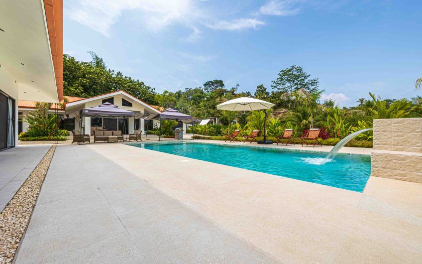 Propiedad con 2 casas de un solo nivel con piscina privada al norte de Dominical Puntarenas