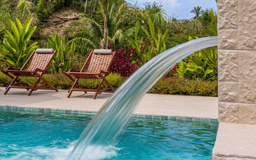 Propiedad con 2 casas de un solo nivel con piscina privada al norte de Dominical Puntarenas