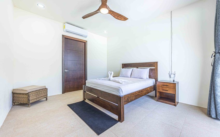 Propiedad con 2 casas de un solo nivel con piscina privada al norte de Dominical Puntarenas