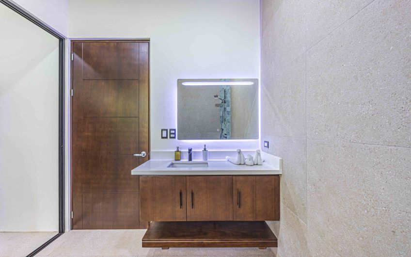 Propiedad con 2 casas de un solo nivel con piscina privada al norte de Dominical Puntarenas