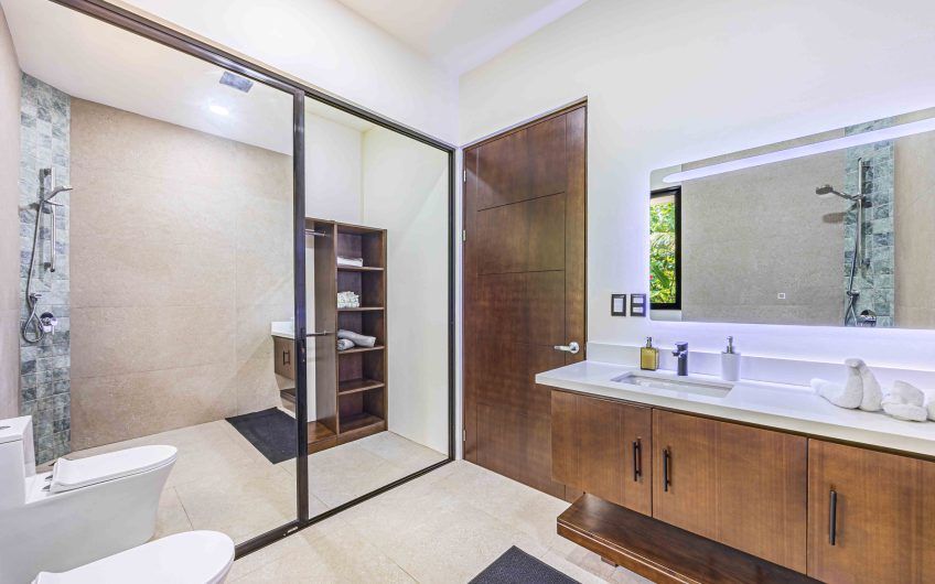 Propiedad con 2 casas de un solo nivel con piscina privada al norte de Dominical Puntarenas