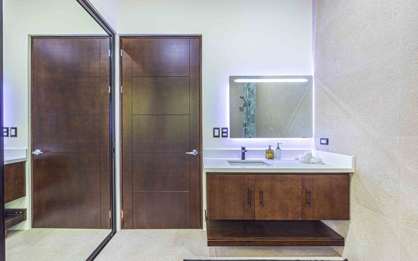 Propiedad con 2 casas de un solo nivel con piscina privada al norte de Dominical Puntarenas