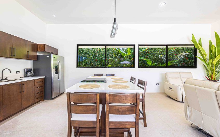 Propiedad con 2 casas de un solo nivel con piscina privada al norte de Dominical Puntarenas